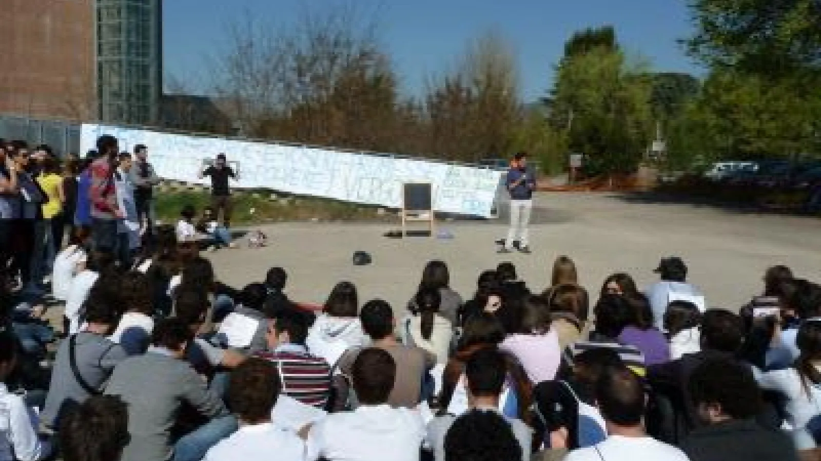 Terni-Gli studenti di Medicina e Chirurgia e di Infermieristica manifestano per l'apertura della nuova sede