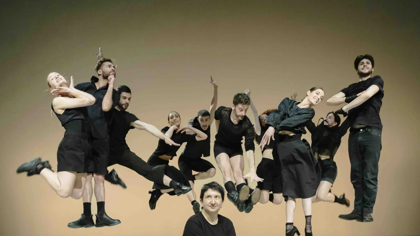 Silvia Gribaudi con i danzatori della MM Contemporary Dance Company in scena a Perugia con lo spettacolo Grand jeté 