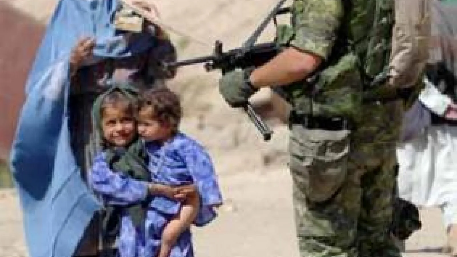 La forza multinazionale NATO in Afghanistan attacca un convoglio di veicoli. La forza multinazionale NATO in Afghanistan attacca un convoglio di veicoli.