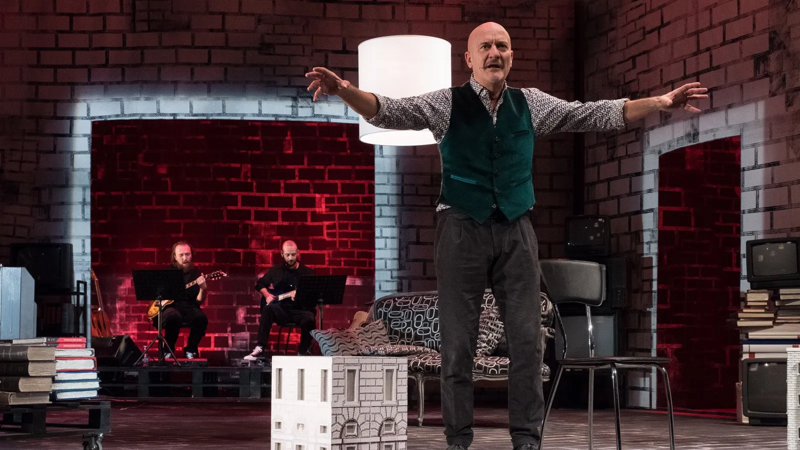 Claudio Bisio torna al Teatro Morlacchi con lo spettacolo La mia vita raccontata male tratto dal patrimonio letterario di Francesco Piccolo