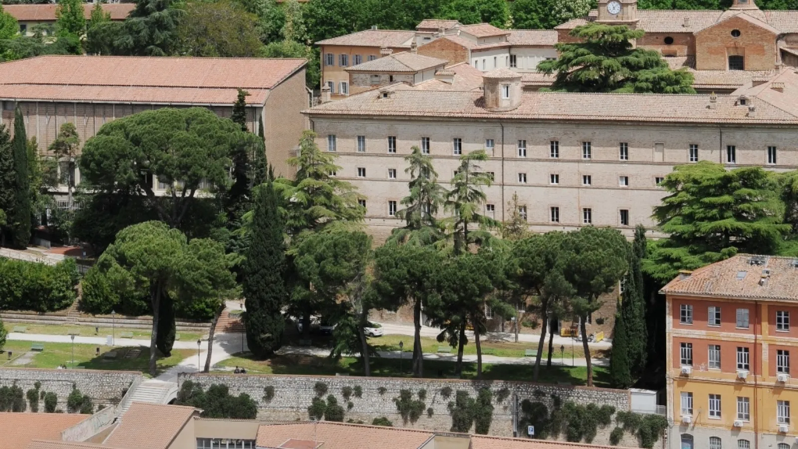 UnipgOrientaExpress: alla scoperta dell'offerta formativa dell'Ateneo di Perugia  Oltre 40 webinar, dal 6 al 17 maggio, per studentesse e studenti delle superiori