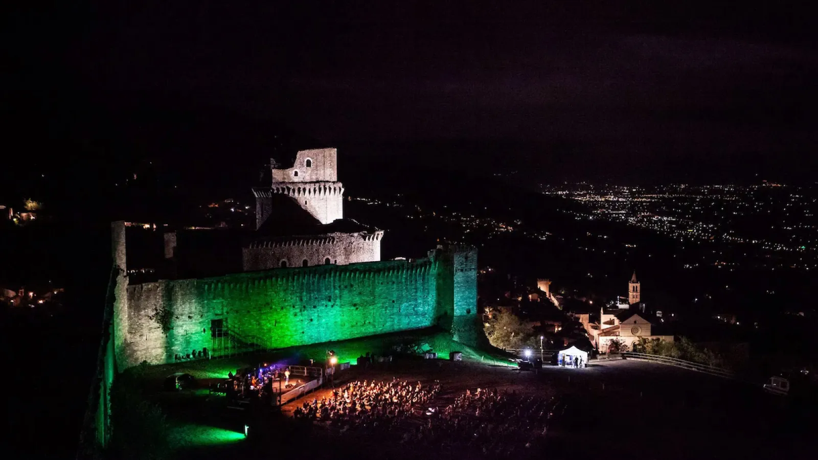 Riverock Festival 2024, 13esima edizione dal 25 al 28 luglio nello splendido scenario della Rocca Maggiore di Assisi. Svelato anche il primo appuntamento che vedrà protagonista in un'unica data estiva "Evanland" di Gio Evan 