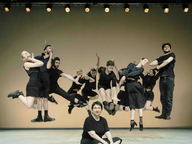 Silvia Gribaudi con i danzatori della MM Contemporary Dance Company in scena a Perugia con lo spettacolo Grand jeté 