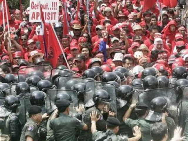 Ieri lanci di campioni sanguigni  contro la casa del premier thailandese.