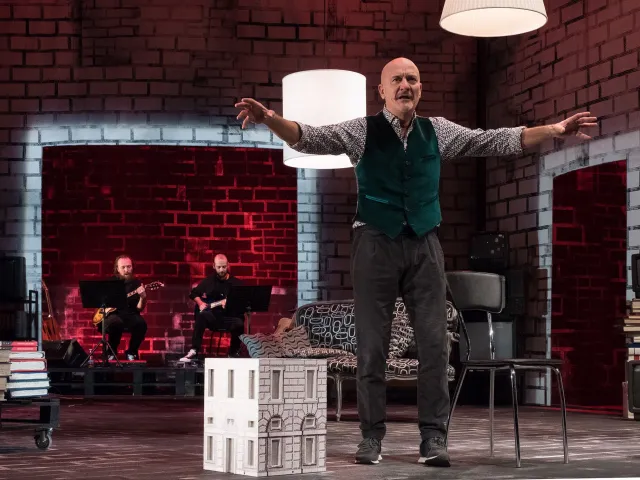 Claudio Bisio torna al Teatro Morlacchi con lo spettacolo La mia vita raccontata male tratto dal patrimonio letterario di Francesco Piccolo