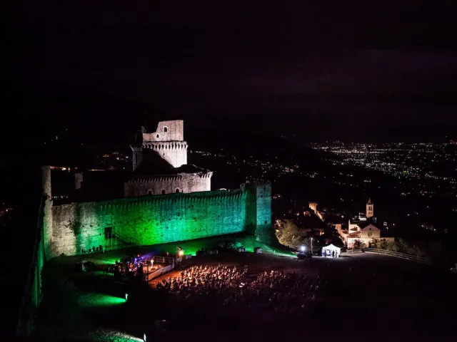 Riverock Festival 2024, 13esima edizione dal 25 al 28 luglio nello splendido scenario della Rocca Maggiore di Assisi. Svelato anche il primo appuntamento che vedrà protagonista in un'unica data estiva "Evanland" di Gio Evan 